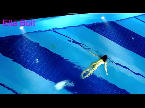 ❤️ मी पाहणे थांबवू शकत नाही, तरुण गोरा ELLA BOLT रिसॉर्ट पूलमध्ये नग्न पोहताना पकडला गेला ☑ अश्लील mr.teatroporno.ru ☑